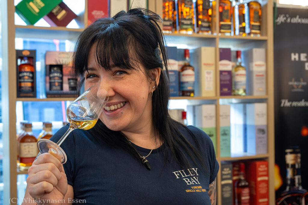 Whisky Spring Schwetzingen im Barokschloß. Junge Frau mit Whiskyglas