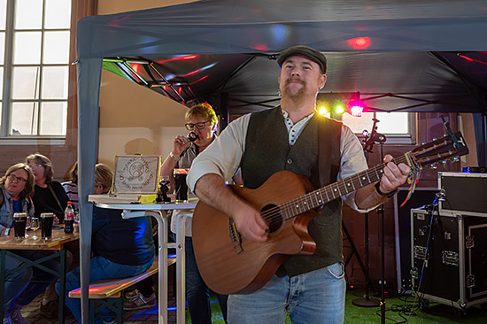 World of Whisky Mannheim 2026 Barde mit Gitarre